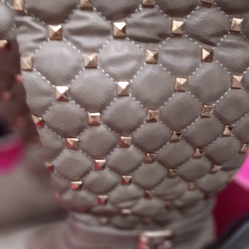 Boots ๐ข ๐ข - Picture 4 of 16